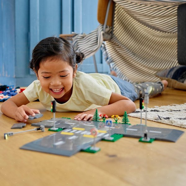 LEGO City 60304 Πλάκες Δρόμου - Σετ Κατασκευής με Φωτεινούς Σήματα και Δέντρα