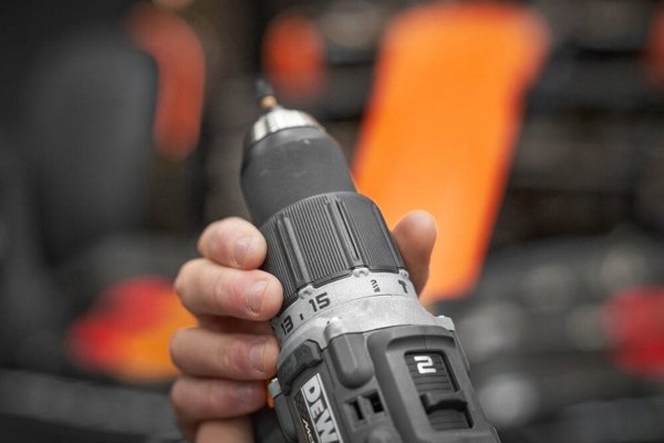 18v xr δράπανο-κατσαβίδι με κρούση 1x4ah mclaren