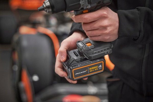 18v xr δράπανο-κατσαβίδι με κρούση 1x4ah mclaren