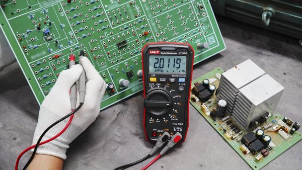 Υψηλής ακρίβειας ψηφιακό πολύμετρο AC/DC 600V| AC/DC 10A| 50kHz| 40MO| 1000uF| LoZ| LPF| NCV| 60000| True RMS| BT, UNI-T