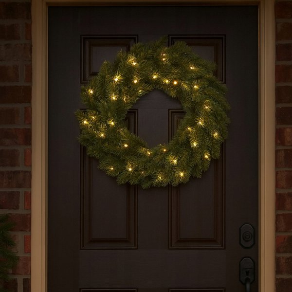 Everlands Winnipeg pine wreath with lights, warm white