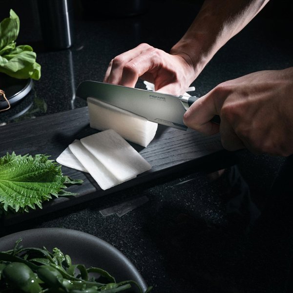 Μαχαίρι Fiskars Taiten Santoku 16εκ