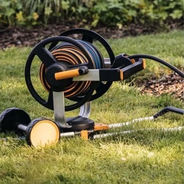 Σετ ποτίσματος Fiskars: λάστιχο και τρόλεϊ XL, όλα σε ένα