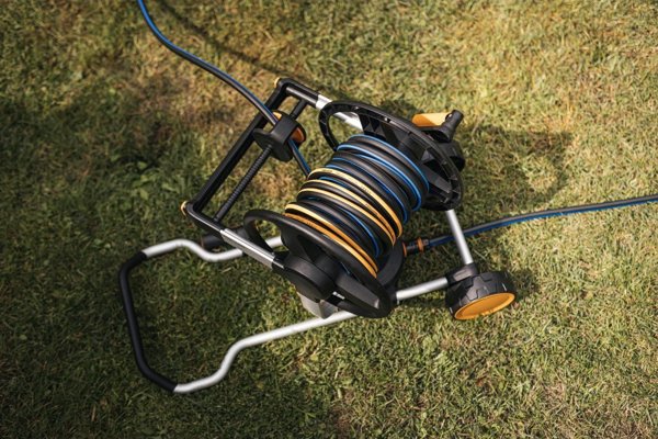 Σετ ποτίσματος Fiskars: λάστιχο και τρόλεϊ XL, όλα σε ένα