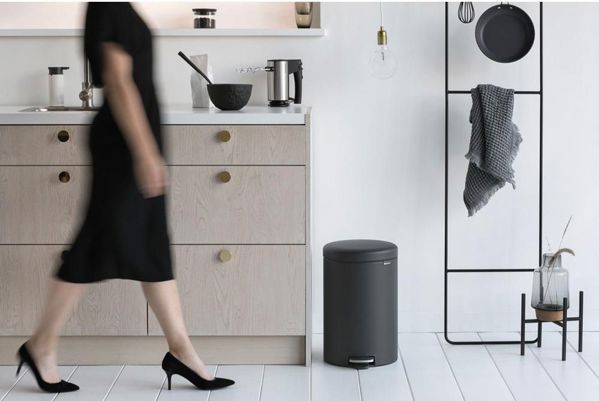 Κάδος απορριμμάτων Brabantia New Icon με πεντάλ σε γκρι