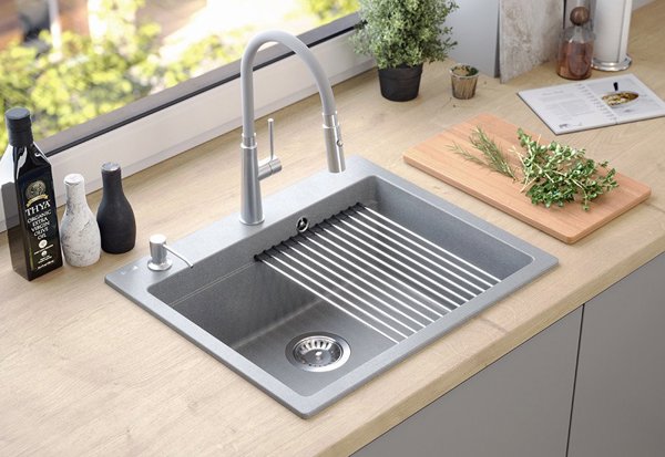 GraniteQ Νεροχύτης Κουζίνας KURT 110 GraniteQ Silver Stone 1-Διαμερισμάτων με Σιφόνι, Διανομέα, Qmata, Σανίδα, Αποστραγγιστή και Σετ Μαχαιριών Fiskars