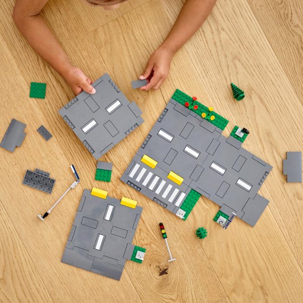 LEGO City 60304 Πλάκες Δρόμου - Σετ Κατασκευής με Φωτεινούς Σήματα και Δέντρα