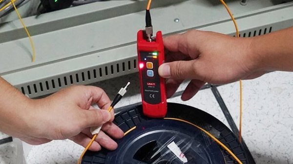 Οπτικός ελεγκτής καλωδίων, λέιζερ 650+/-20nm ?1mW| 2-3km, 3.7V 1050mAh, IP54, UNI-T