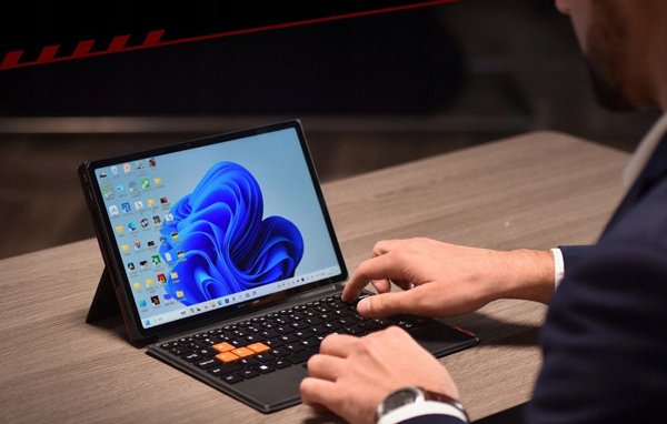 Φορητή κονσόλα Onexplayer X1 Pro AMD AI370 32GB RAM 1TB