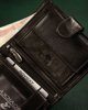 Ρόβικυ Πιονικό, σκούρο πορτοφόλι ανδρικό με διακοσμητικό περσέψιμο ζαπινό στην τάρση Ρόβικυ NoSize