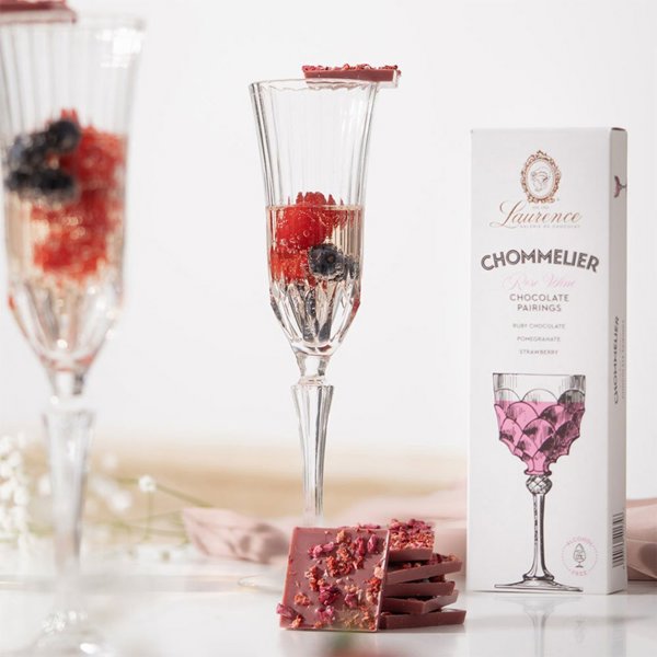 Σοκολάτα Ruby με ρόδια και νιφάδες φράουλας Laurence Chommelier Rose Wine, 100 g