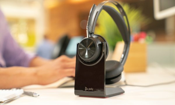 Ακουστικά Poly POLY Voyager Focus 2 με πιστοποίηση Microsoft Teams USB-C-C + αντάπτορας USB-C/A