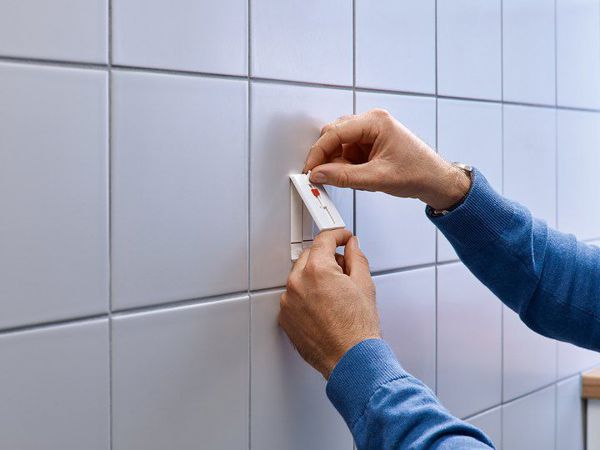 Ρυθμιζόμενα αυτοκόλλητα καρφιά Tesa για πλακάκια και μέταλλο έως 4kg 2τμχ. (H7776702)