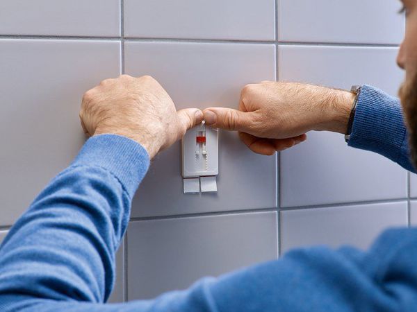 Ρυθμιζόμενα αυτοκόλλητα καρφιά Tesa για πλακάκια και μέταλλο έως 4kg 2τμχ. (H7776702)