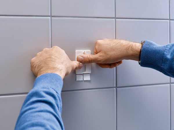 Ρυθμιζόμενα αυτοκόλλητα καρφιά Tesa για πλακάκια και μέταλλο έως 4kg 2τμχ. (H7776702)