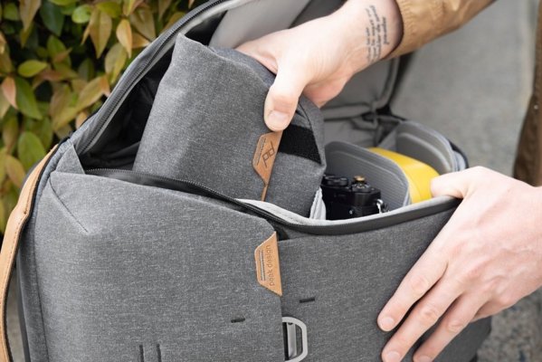 Τσάντα Peak Design Peak Design Field Pouch Charcoal v2 - Γραφίτης, με λουρί