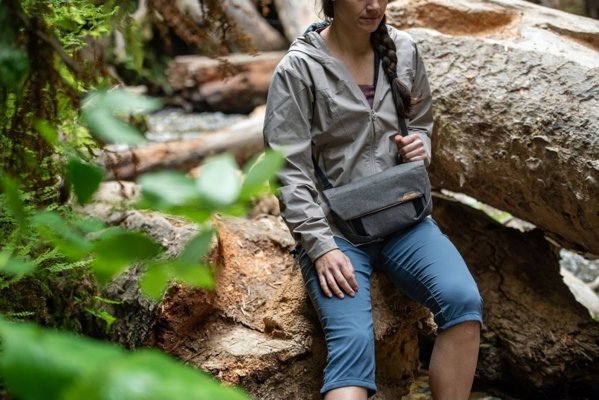 Τσάντα Peak Design Peak Design Field Pouch Charcoal v2 - Γραφίτης, με λουρί