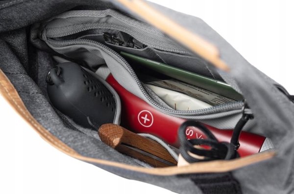 Τσάντα Peak Design Peak Design Field Pouch Charcoal v2 - Γραφίτης, με λουρί