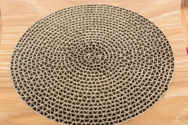 Trixie Cardboard ξύσιμο με παιχνίδια, ξύλο/χαρτόνι, 35 × 4 × 35 cm 8038594 4011905480213