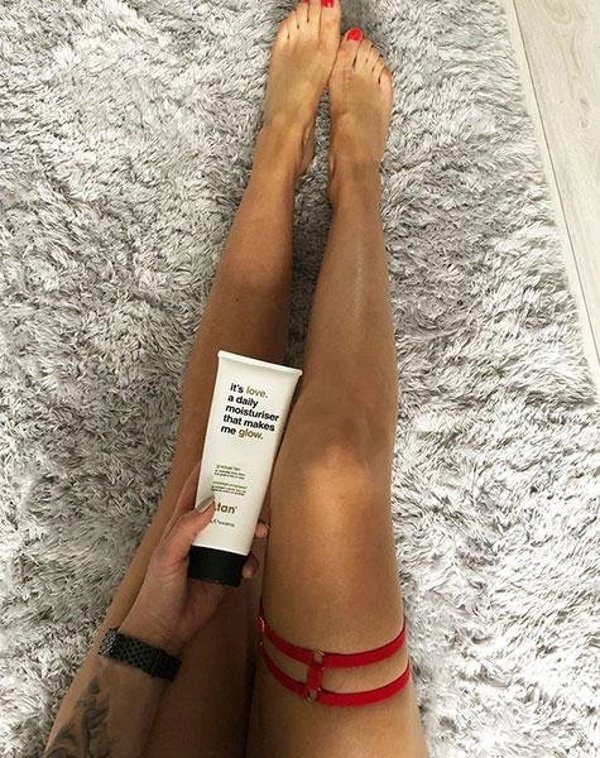 b.tan Είναι Αγάπη Σταδιακή Λοσιόν Μαυρίσματος & Ενυδατική Κρέμα Σώματος, 236ml