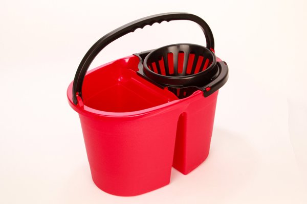 BUCKET 16L WITH WHEELS AND SQUEEZER