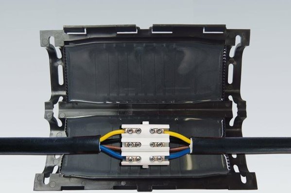 Cellpack EASY 4V Zelowa mufa przelotowa ze zlaczka srubowa czarna odporna na UV 389678