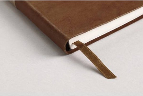 Clairefontaine Flying Spirit Δερμάτινο Σημειωματάριο A5, 14,8x21cm, Γραμμωτό 180 σελίδες, 90 φύλλα, το χαρτί είναι ελεφαντόδοντο, παραδίδεται σε κουτί
