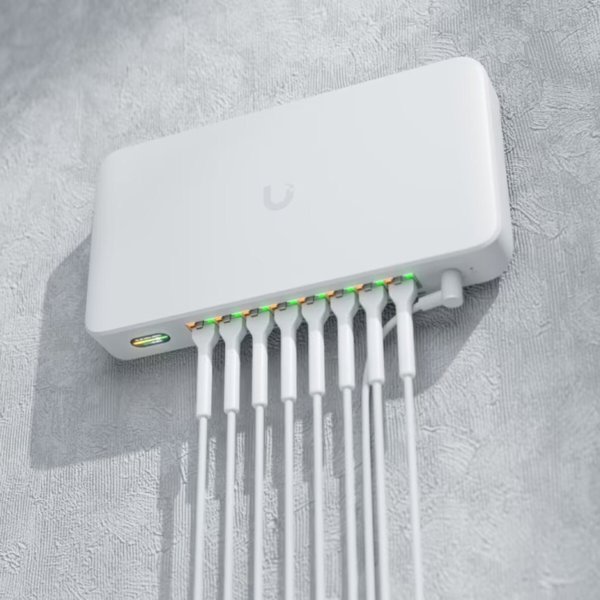 Compact PoE+ switch* with (1)