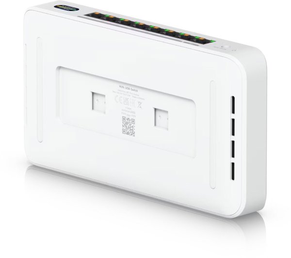 Compact PoE+ switch* with (1)
