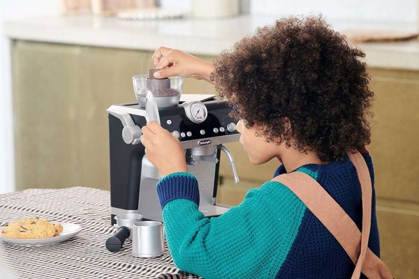 DeLonghi Almarina Μηχανή καφέ DeLonghi για τον μικρό barista με αφρογαλιέρα Casdon