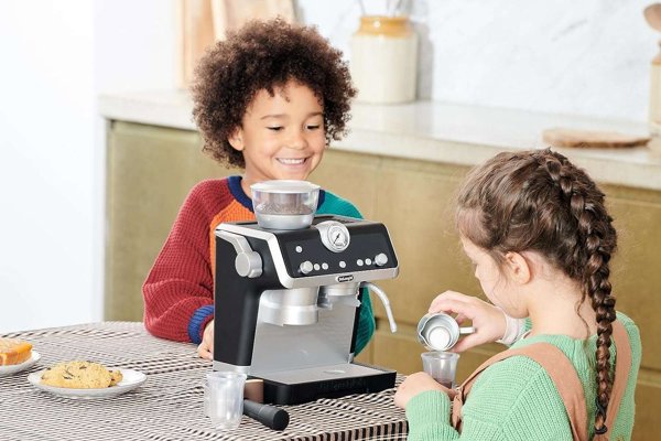 DeLonghi Almarina Μηχανή καφέ DeLonghi για τον μικρό barista με αφρογαλιέρα Casdon