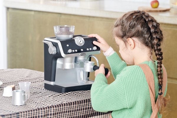 DeLonghi Almarina Μηχανή καφέ DeLonghi για τον μικρό barista με αφρογαλιέρα Casdon