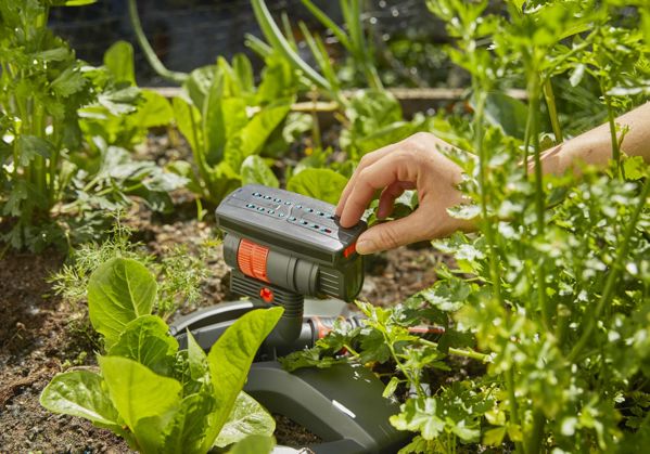 Gardena 8057 Ταλαντευόμενος Εκτοξευτήρας Νερού Ποτίσματος, Περιοχή Ψεκασμού 3μ-18μ, Μαύρο/Πορτοκαλί, Ανθεκτικό στον Παγετό