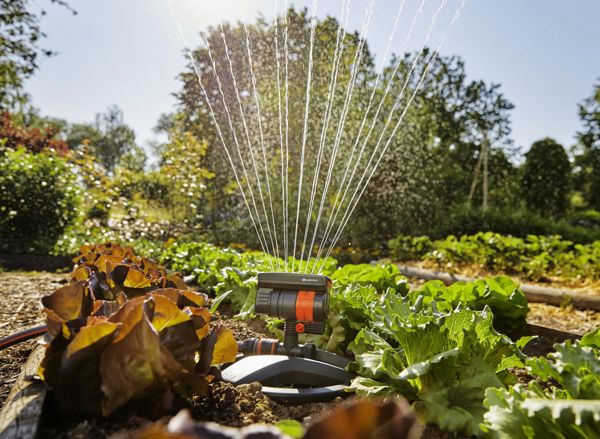 Gardena 8057 Ταλαντευόμενος Εκτοξευτήρας Νερού Ποτίσματος, Περιοχή Ψεκασμού 3μ-18μ, Μαύρο/Πορτοκαλί, Ανθεκτικό στον Παγετό