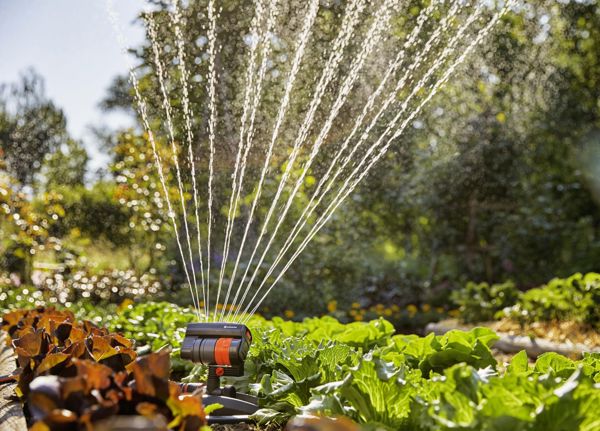 Gardena 8057 Ταλαντευόμενος Εκτοξευτήρας Νερού Ποτίσματος, Περιοχή Ψεκασμού 3μ-18μ, Μαύρο/Πορτοκαλί, Ανθεκτικό στον Παγετό