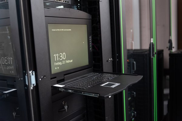 KVM Digitus 19" TFT Konsole GE Tastatur