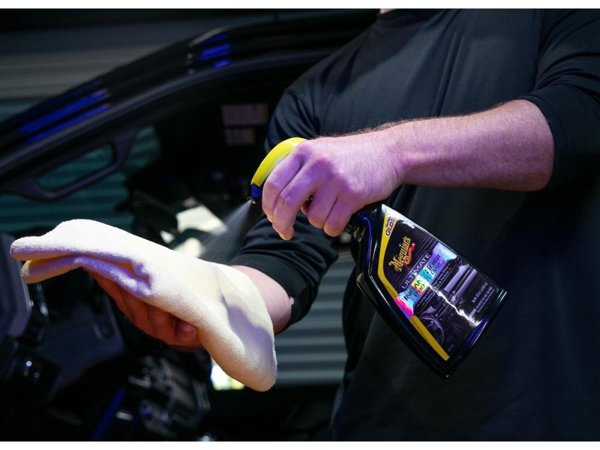 Meguiar's Ultimate Insane Shine Protectant Spray - 473 ml.