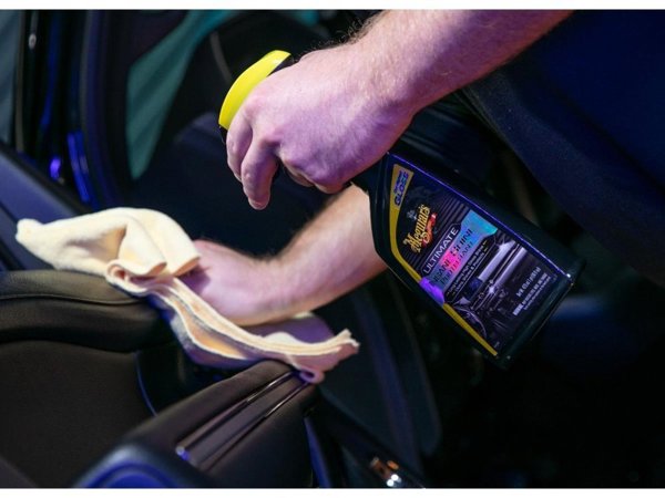 Meguiar's Ultimate Insane Shine Protectant Spray - 473 ml.