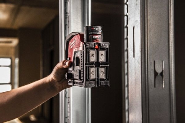 Milwaukee Akumuliatorinis lazerinis nivelyras M12 CLLP-0C žalias Milwaukee