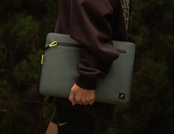 Native Union Ultralight Sleeve - etui ochronne do Macbook 16" (slate green)