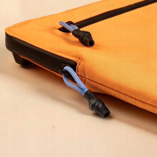 Native Union Ultralight Sleeve - etui ochronne do Macbook 15" (apricot crush)