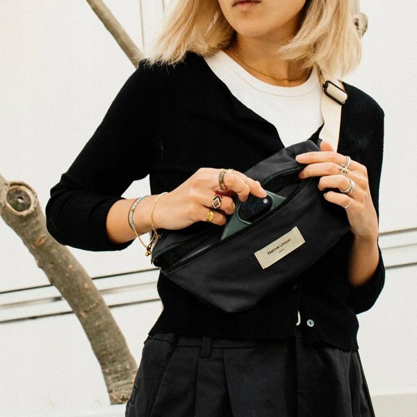 Native Union W.F.A Crossbody Pouch - θήκη με τσέπη για AirTag, 1,5 L (μαύρο)