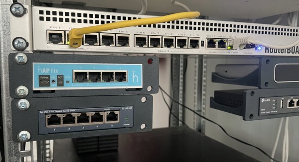 OEM TP-Link D-TP100 Držák do racku pro OC200/SF1005xx/SG105xx/SG1005xx, šedý