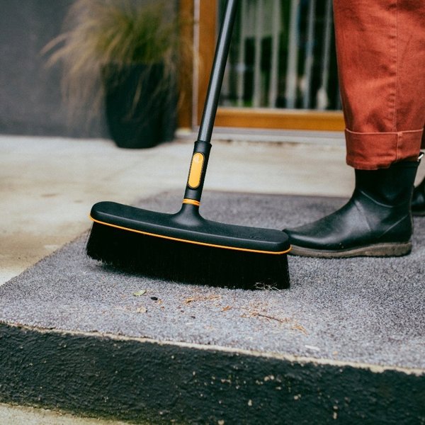 PATIO BROOM FISKARS ONECLICK