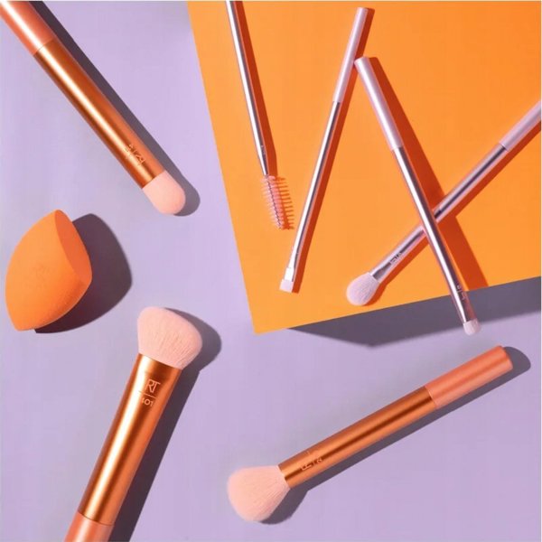 REAL TECHNIQUES SET Level Up Brush and Sponge σετ 7 πινέλα και σφουγγάρι μακιγιάζ