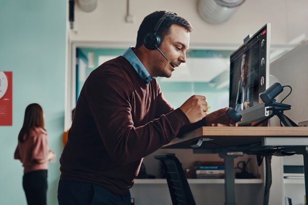 Ακουστικά Poly Voyager Focus 2-M με USB-C και Αξεσουάρ