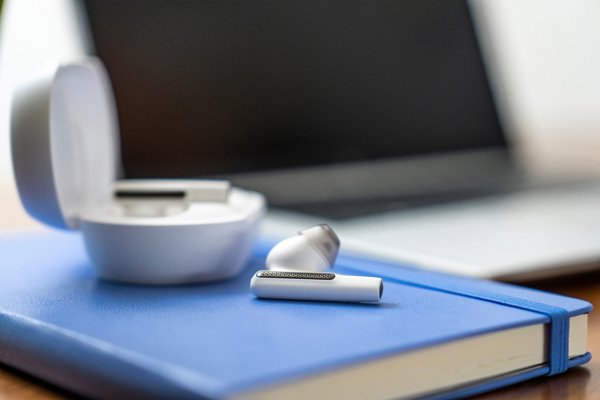 Poly Voyager Free 60+ UC M Ακουστικά Λευκά + BT700 USB-C Adapter + Θήκη Φόρτισης με Οθόνη Αφής (7Y8G8AA)
