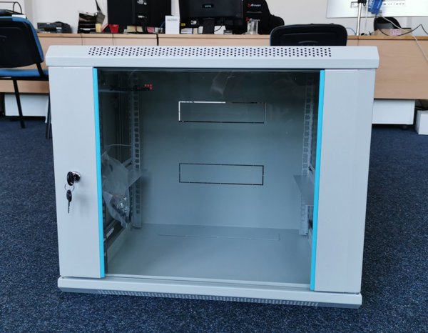 Szafa XtendLan XtendLan 19" nástěnný rozvaděč 9U 600x450, nosnost 60 kg, skleněné dveře, svařovaný, šedý