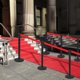 vidaXL Κολωνάκια διαχωρισμού με ταινία, 4 τμχ, σίδερο, μαύρα