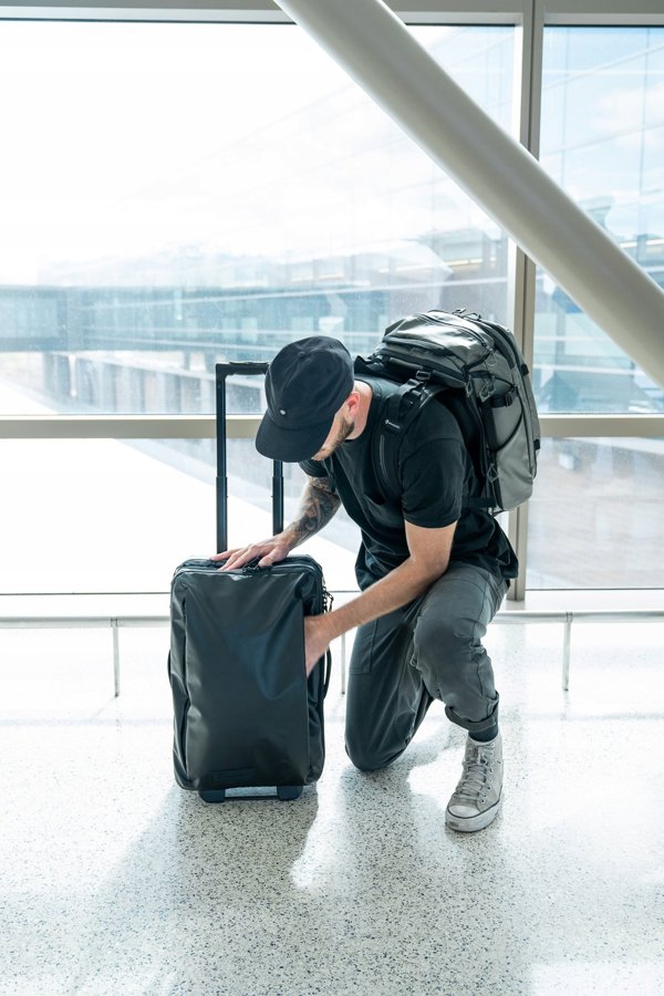 Ταξιδιωτική βαλίτσα Wandrd Transit Carry-On Roller 40 l - μαύρη